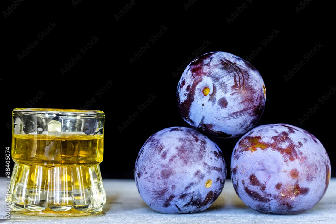 Pălinca din prune  FOTO: Alex Răzvan