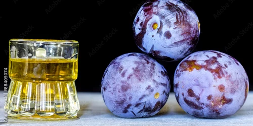 Țuica de prune. FOTO stock.adobe / Alex Răzvan