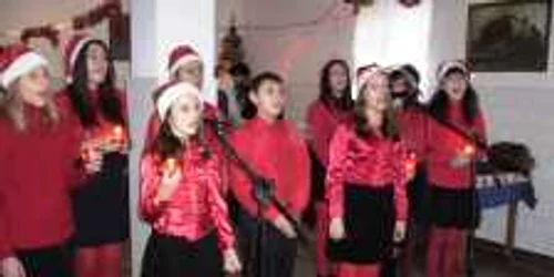 Copiii de la Centrul de Conservare i-au colindat pe bătrânii de la Mironeşti