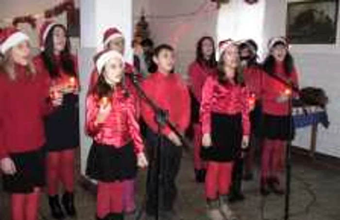 Copiii de la Centrul de Conservare i-au colindat pe bătrânii de la Mironeşti