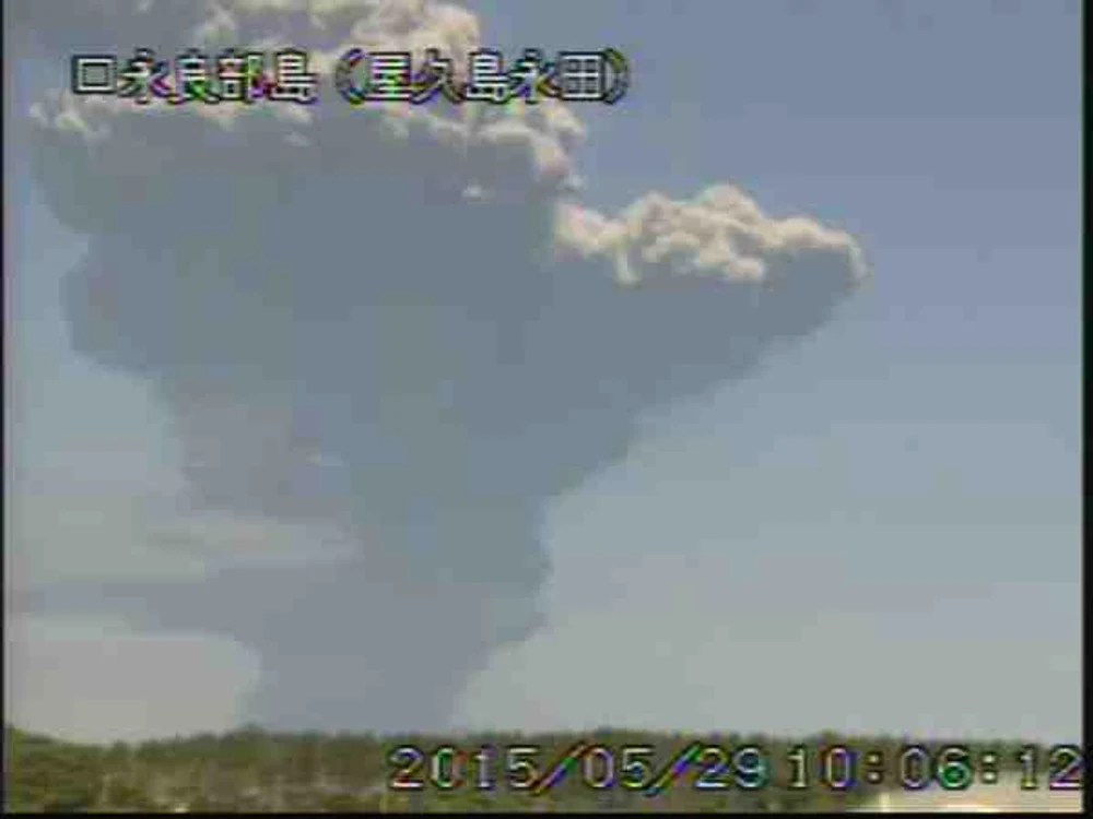 
    Erupția unul vulcan din Japonia a fost surprinsă de camerele de luat vederifoto:AP  