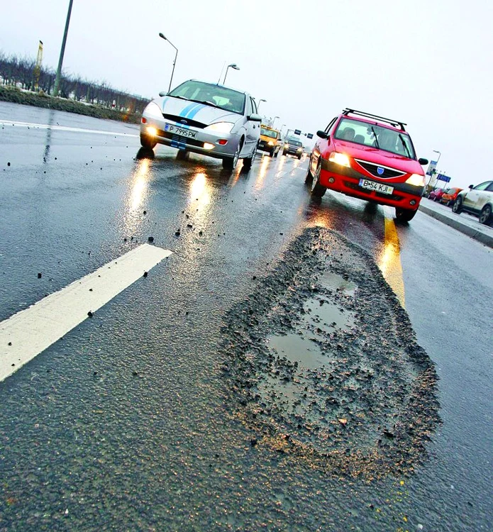 Pasajul Băneasa. La intrarea în pasaj dinspre Aeroportul Băneasa tronează o groapă imensă, pe care şoferii o pot ocolil cu greu