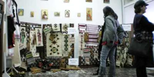 Icoanele şi ţesăturile din lână i-au atras pe cei aflaţi în căutarea cadoului de Moş Nicolae