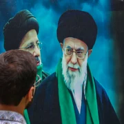 Un bărbat privește un panou cu Ayatollahul Ali Khamenei FOTO Profimedia