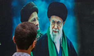 Un bărbat privește un panou cu Ayatollahul Ali Khamenei FOTO Profimedia