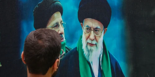 Un bărbat privește un panou cu Ayatollahul Ali Khamenei FOTO Profimedia