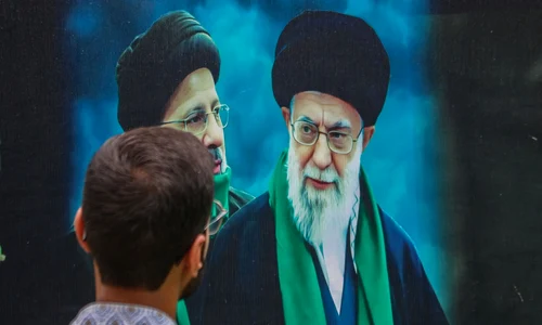 Un bărbat privește un panou cu Ayatollahul Ali Khamenei FOTO Profimedia