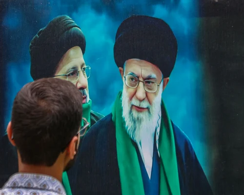Un bărbat privește un panou cu Ayatollahul Ali Khamenei FOTO Profimedia