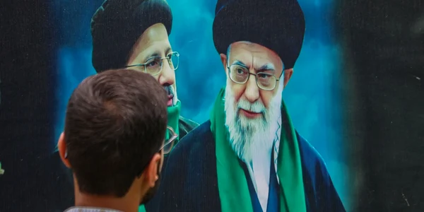 Un bărbat privește un panou cu Ayatollahul Ali Khamenei FOTO Profimedia