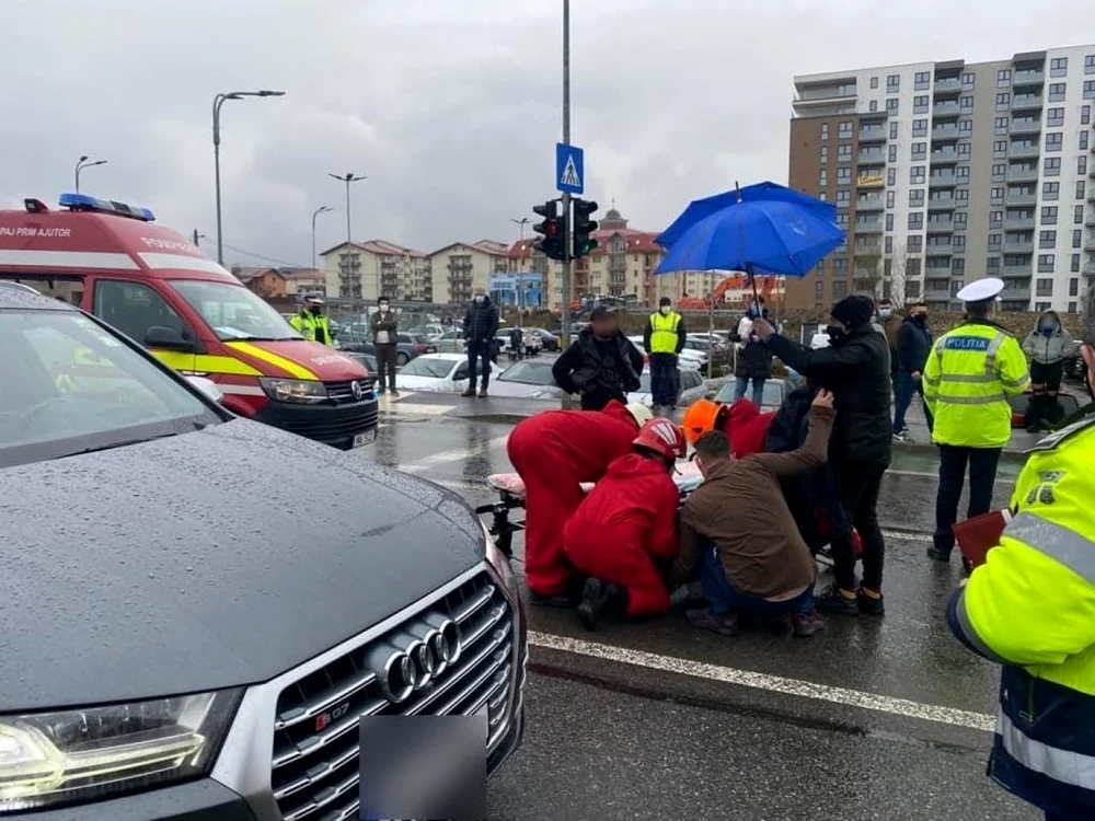 Tinerele treceau regulamentar strada când au fost lovite în plin de un autoturism. FOTO: ISU Cluj