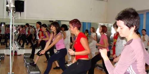 Sălile de aerobic sunt luate cu asalt de doamne şi domnişoare