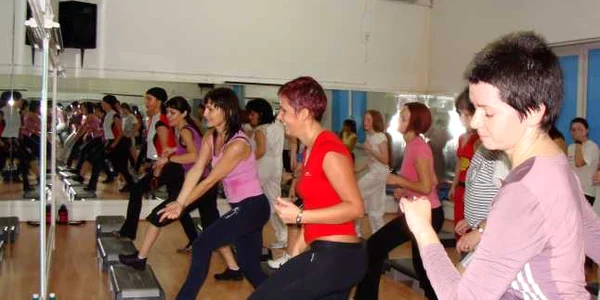 Sălile de aerobic sunt luate cu asalt de doamne şi  domnişoare
