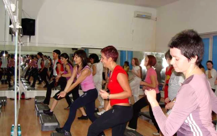 Sălile de aerobic sunt luate cu asalt de doamne şi  domnişoare