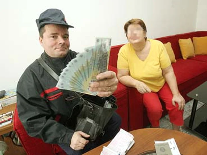 Poştaşii vin la unii şomeri şi pensionari cu bani mulţi