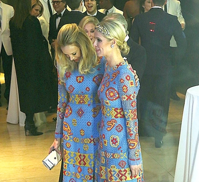 
    Nicky Hilton şi Dee Ocleppo au făcut o poză împreună să mascheze ruşinea  