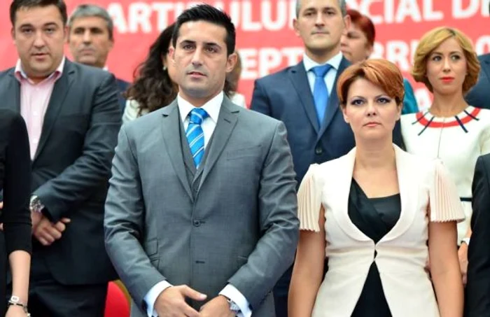 Olguţa Vasilescu şi Claudiu Manda. În stânga spate - naşul de cununie, Ovidiu Flori FOTO Facebook