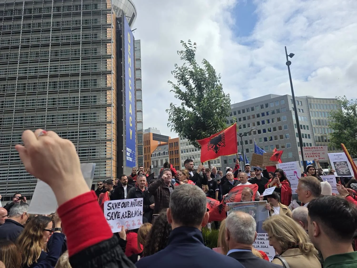 Confruntări între polițiști și protestatari în Albania, la o zi după o vizită a mai multor eurodeputați
