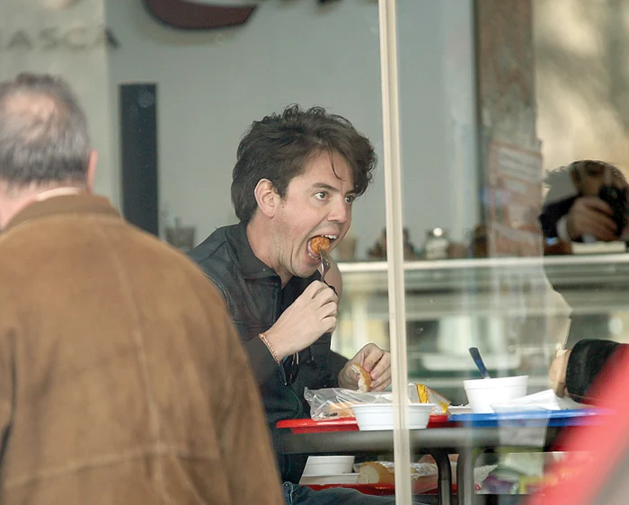 Dan Finţescu Prezentatorul TV nu e mofturos: şi-a asigurat masa de prânz cu o ciorbiţă şi cu nişte chiftele, pe care le-a mâncat aproape întregi