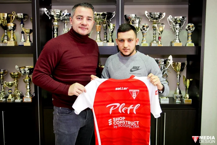 Fotbalistul alături de Codruţ Grădinariu, preşedintele clubului arădean