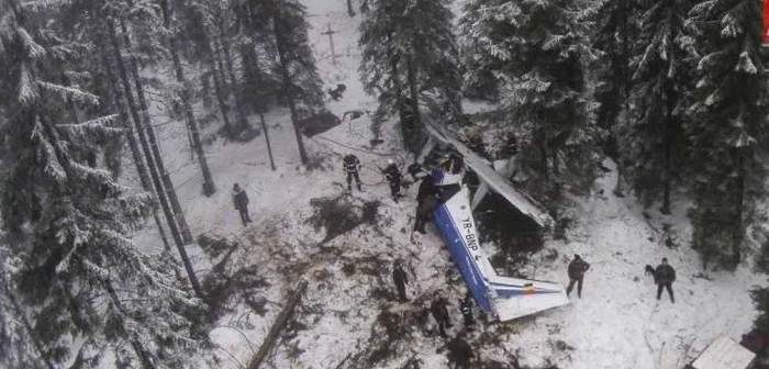 Epava avionului prăbuşit luni, la limita dintre judeţele Alba şi Cluj, în zona vârfului Petreasa FOTO Mediafax