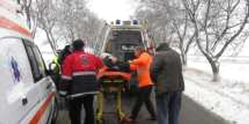 Botoşani: Şoferul a fost transportat de ambulanţieri 