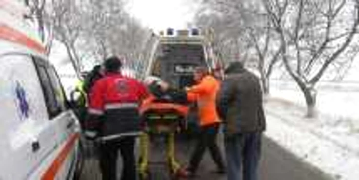 Botoşani: Şoferul a fost transportat de ambulanţieri
