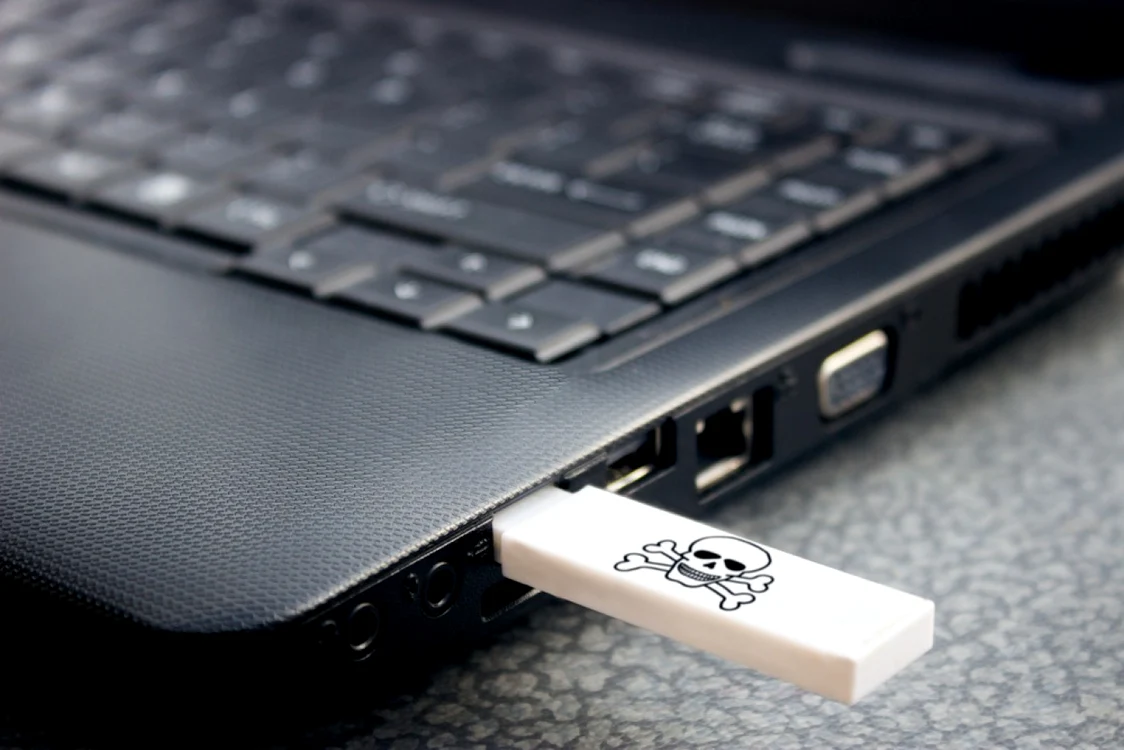 Stick USB infectat cu ransomware. FOTO Shutterstock