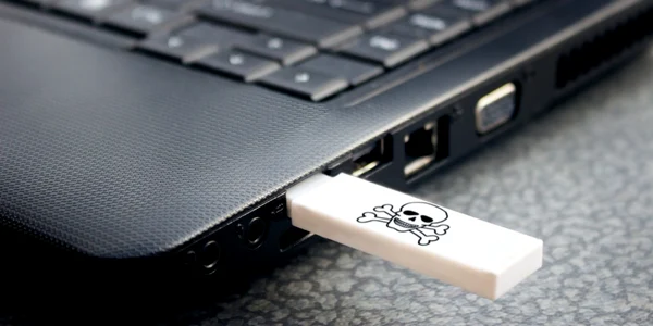 Stick usb infectat hack laptop atac cibernetic FOTO Shutterstock