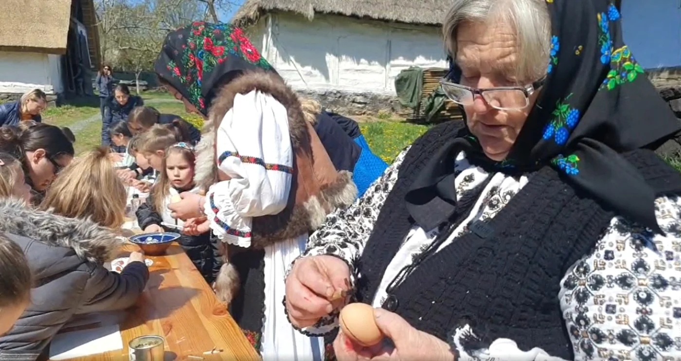 Femeile bătrâne îi învață pe copii să încondeieze ouă  FOTO  Muzeul Satului Baia Mare
