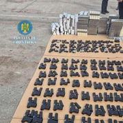 Peste 100 de pistoale, încărcătoare și 60 000 de țigarete descoperite la Calafat foto politia de frontiera png