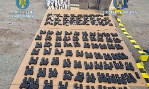 Peste 100 de pistoale, încărcătoare și 60 000 de țigarete descoperite la Calafat foto politia de frontiera png
