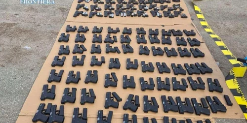 Peste 100 de pistoale, încărcătoare și 60 000 de țigarete descoperite la Calafat foto politia de frontiera png