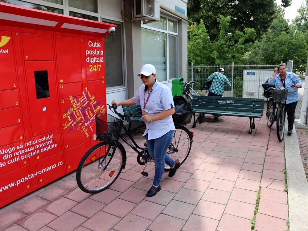 Postaş lângă noile cutii electronice ale Poştei Române FOTO Arhivă