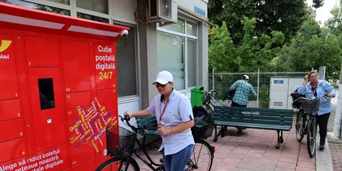 postas pe bicicleta langa noua cutie postala