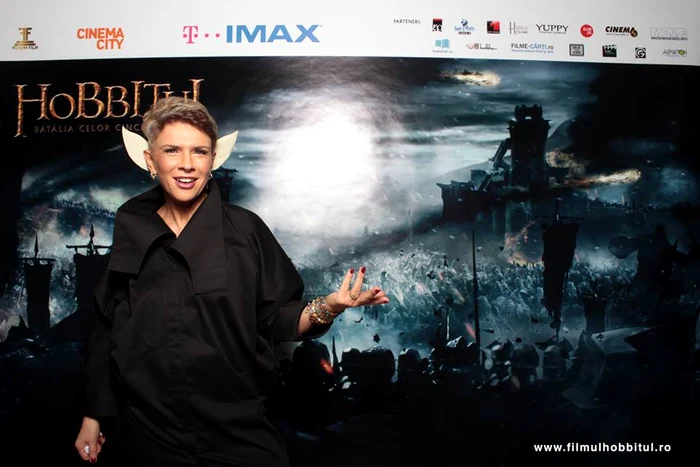 Teo Trandafir și-a pus urechi de elf și s-a lăsat fotografiată la intrarea în cinema, în fața afișului-gigant al filmuluifoto: Forum Film