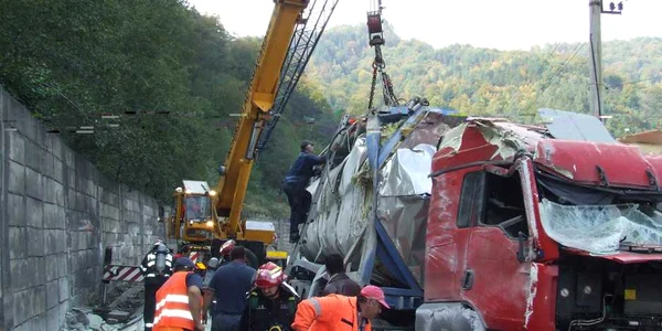 Tir răsturnat pe DN 7