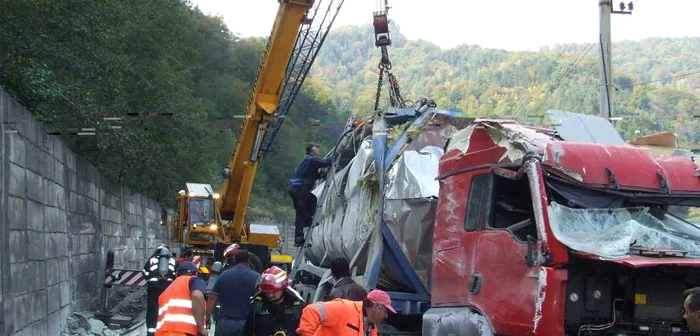 Tir răsturnat pe DN 7