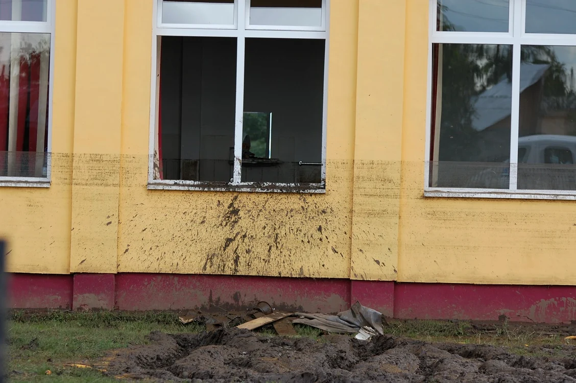În această imagine se vede până unde a ajuns apa în noaptea de miercuri spre joi. Foto: Bogdan Nistor