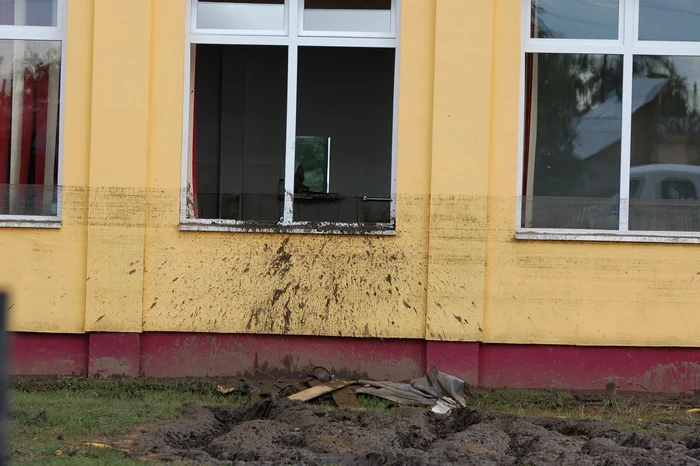 În această imagine se vede până unde a ajuns apa în noaptea de miercuri spre joi. Foto: Bogdan Nistor