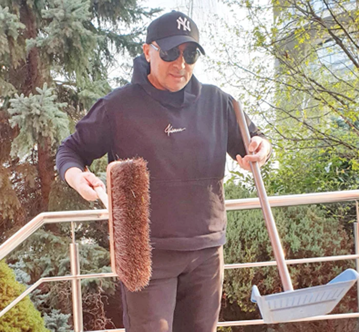 
    E un bărbat  gospodar   