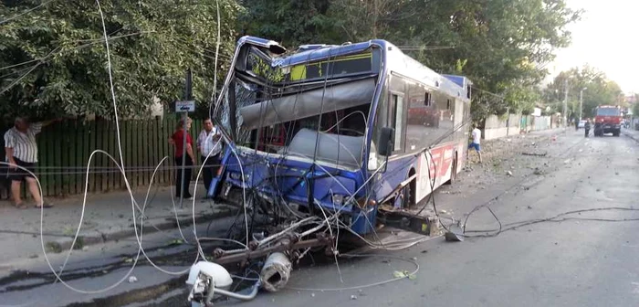 Autobuzul a pus la pământ un stâlp de electricitate FOTO Adevărul
