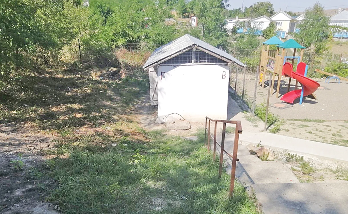 
    Dezolant. Latrina şcolii din comuna BlândeştiFoto: adevarul.ro  