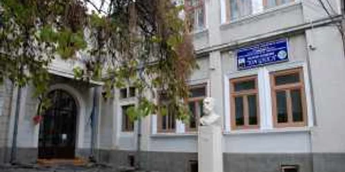 Colegiul "Ion Ghica" unde învaţă fata diagnosticată cu gripa nouă