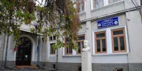 Colegiul "Ion Ghica" unde învaţă fata diagnosticată cu gripa nouă