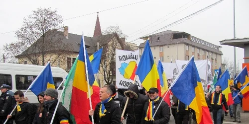 Lozincile scandate de membrii "Noua Dreaptă" l-au iritat pe senatorul maghiar