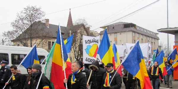 Lozincile scandate de membrii "Noua Dreaptă" l-au iritat pe senatorul maghiar