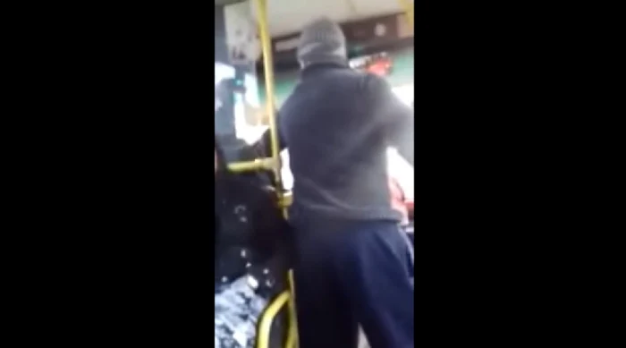 Momentul când călătorul îl loveşte pe şoferul autobuzului Foto: obiectivbr.ro