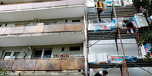Muncitorii vor urca în curând pe schele pentru lucrările de izolare a blocurilor