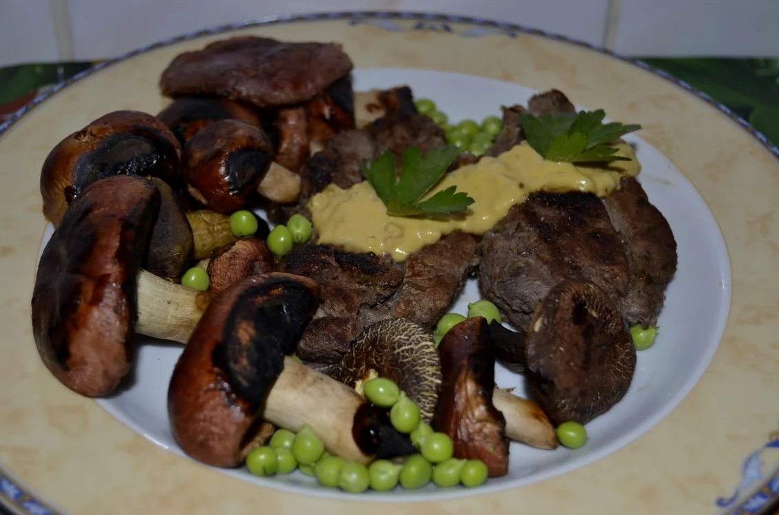 Grătar din hulughite şi ceafă de porc