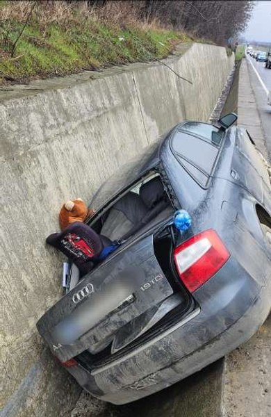 Accident cu patru victime la Vaslui. Doi copii au fost răniți, șoferul a rămas blocat în mașină